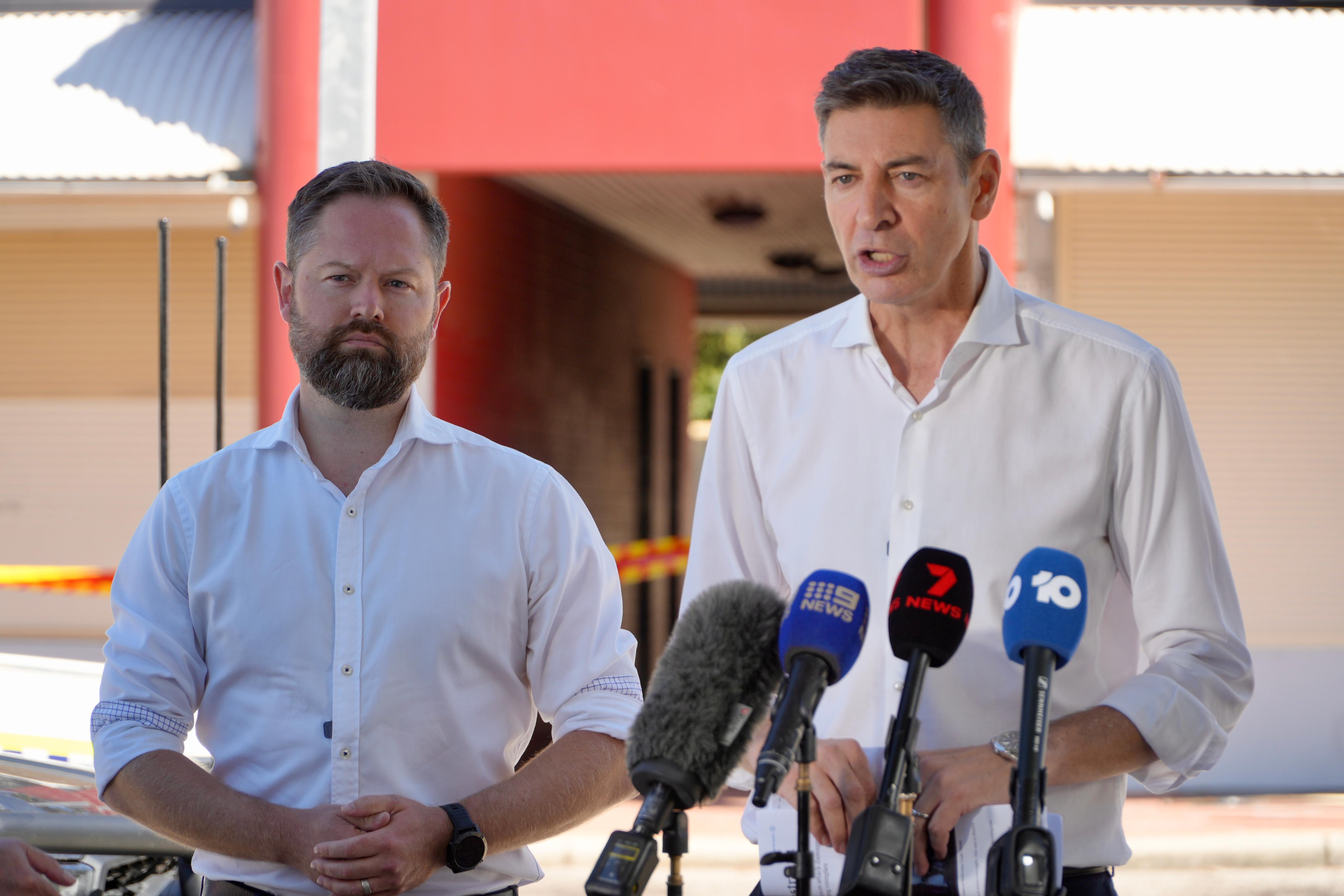 El portavoz de la policía de la oposición, Adam Hort, y el líder de la oposición, Basil Zempilas, hablan al aire libre frente a micrófonos.
