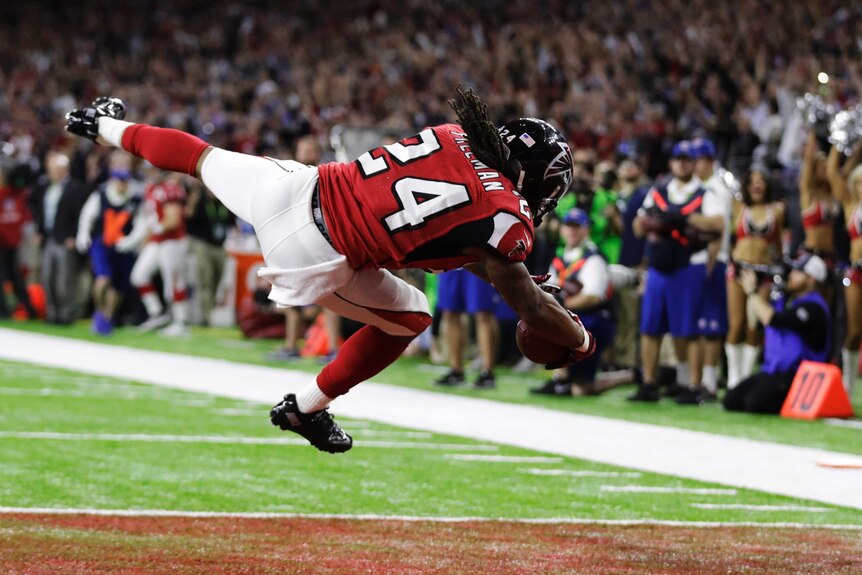 Devonta Freeman runs for a touchdown for Atlanta Falcons in Super Bowl 51