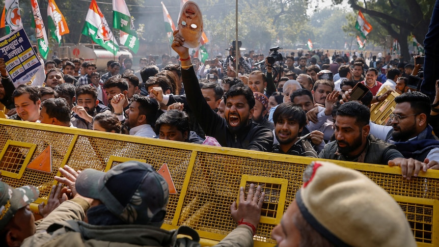 La crise du groupe Adani s’aggrave alors que les manifestants des partis d’opposition indiens descendent dans la rue