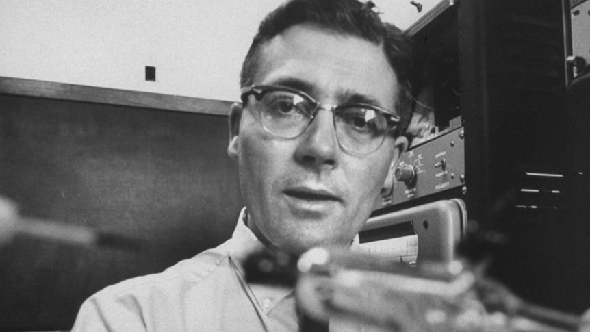 James Lovelock at work in lab in 1960s