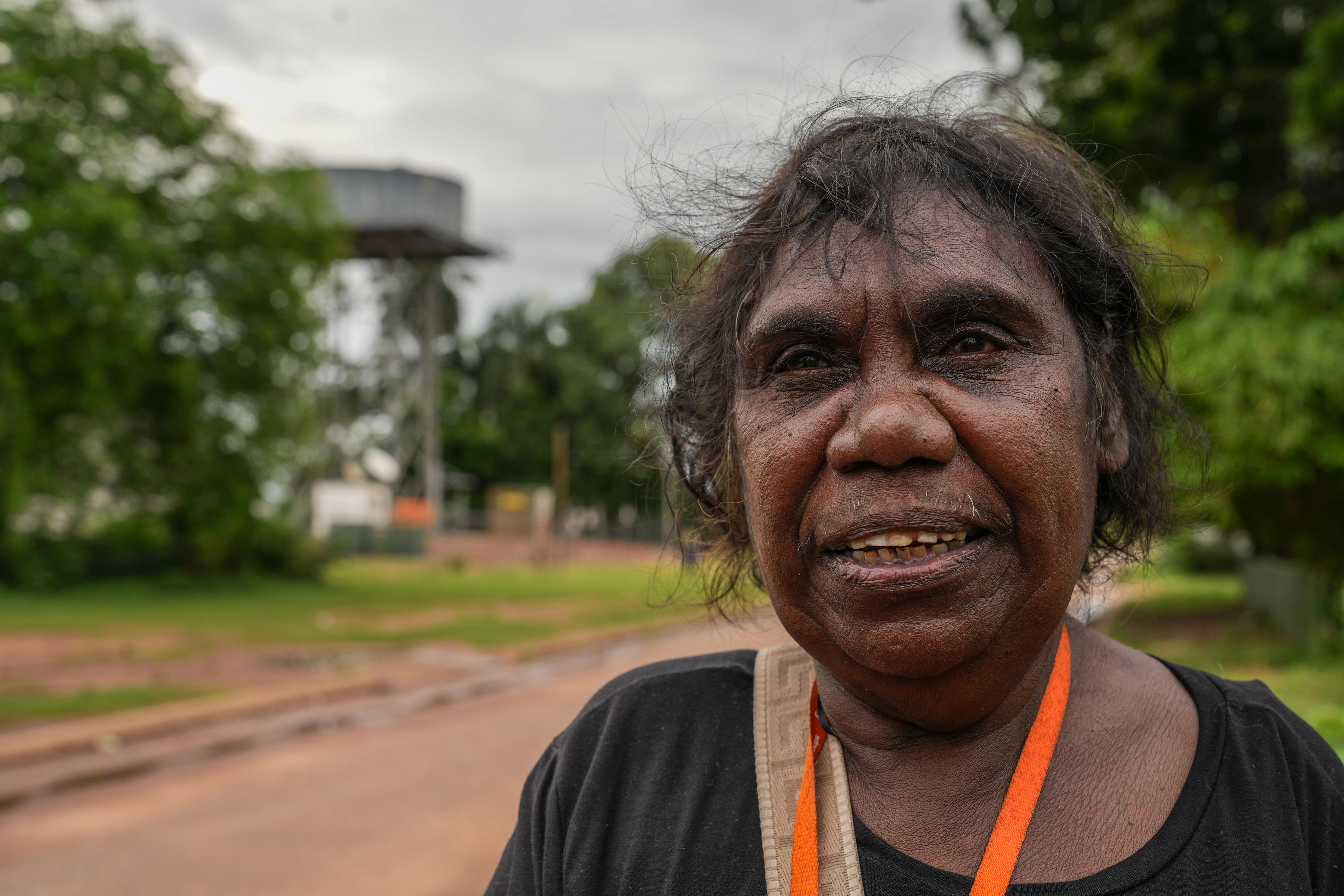 一位留着棕色短发、棕色眼睛的女子正看着镜头。