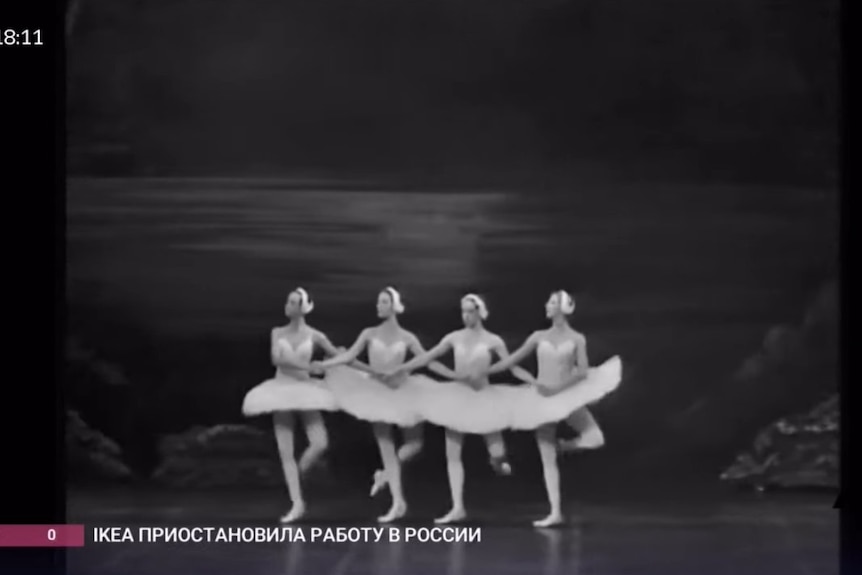 Une image en noir et blanc de quatre ballerines reliant les bras dans Swan Lakes Dance of the Cygnets.