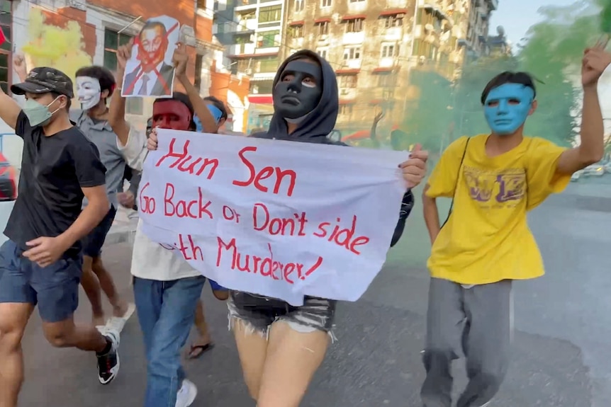 Демонстранты на улицах протестуют против визита премьер-министра Камбоджи Хун Сена.