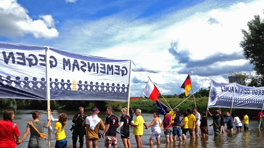 A human chain in the Neisse River