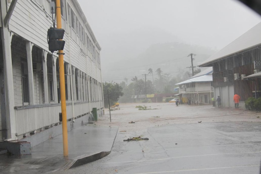 Apia residents flee cyclone