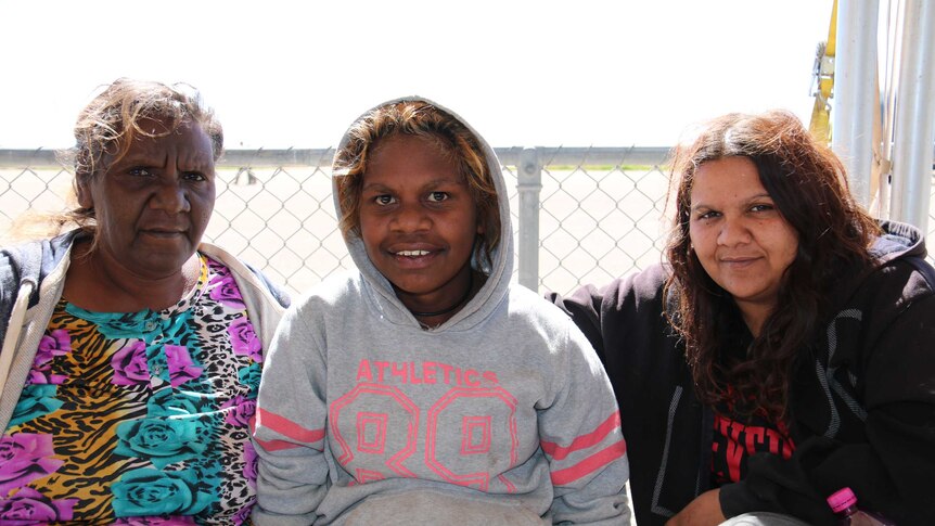 The local community gathers for the land handover ceremony to the Maralinga-Tjarutja