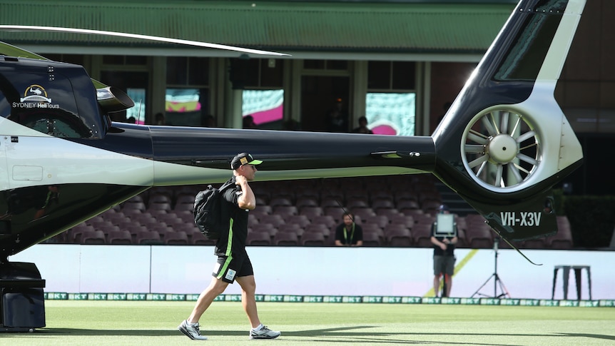David Warner arrive pour le match de la Big Bash League du Sydney Thunder en hélicoptère après le mariage de son frère