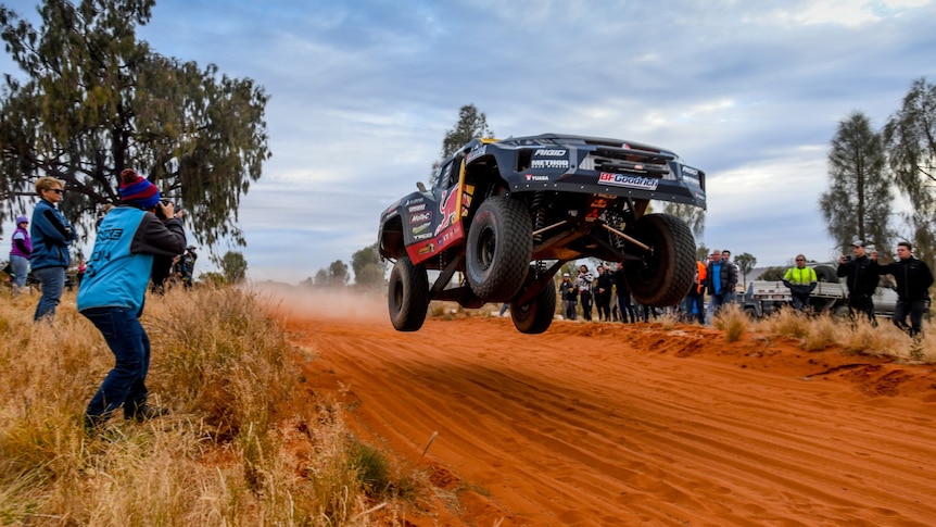 Le coût de la vie et le crime d’Alice Springs sont responsables du faible nombre d’inscriptions à la Finke Desert Race