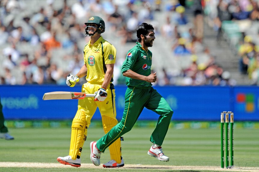 Pakistan's Mohammad Amir (C) celebrates the wicket of Australia's Mitch Marsh in the second ODI.