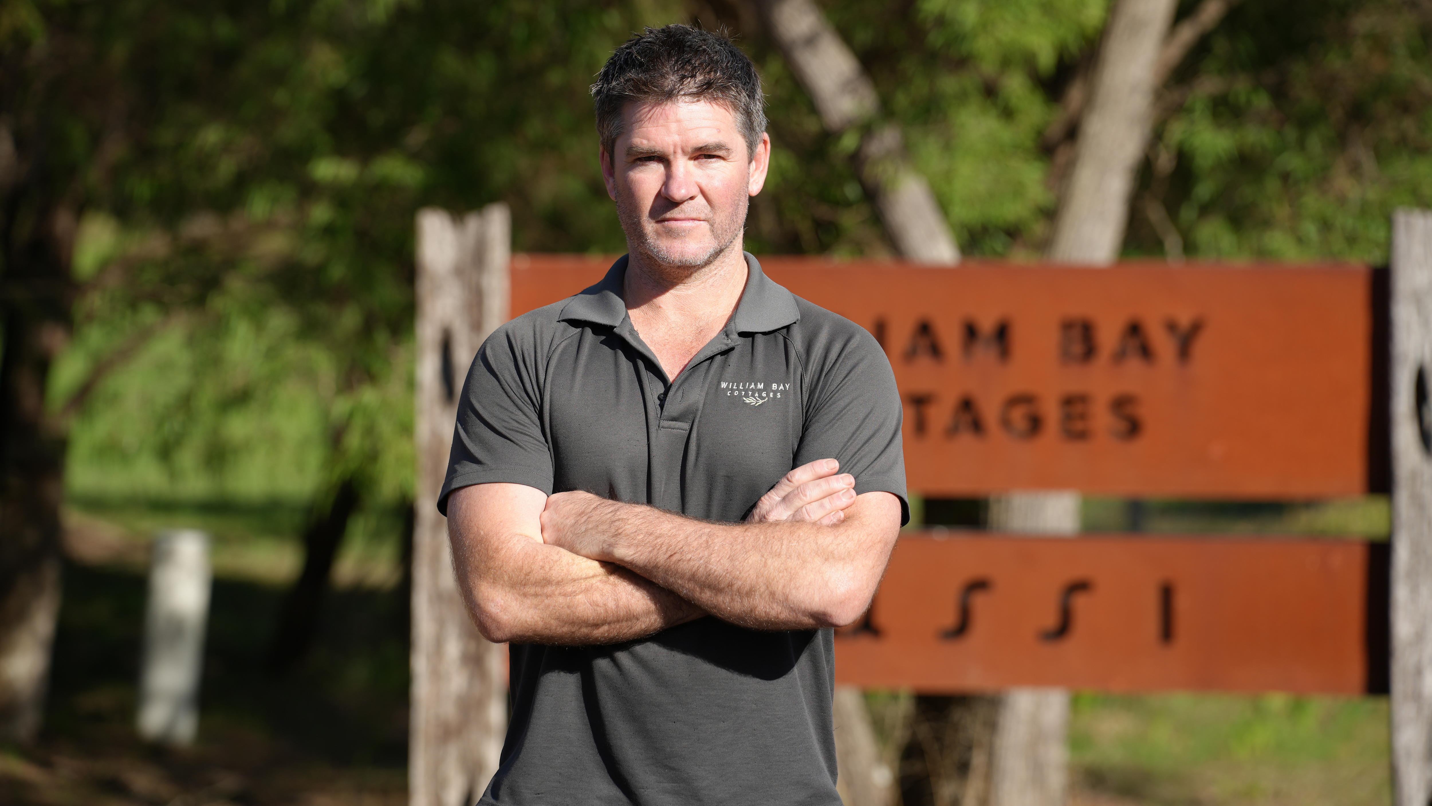Tourist-town shops say order to remove 'unsafe' road signs bad for business