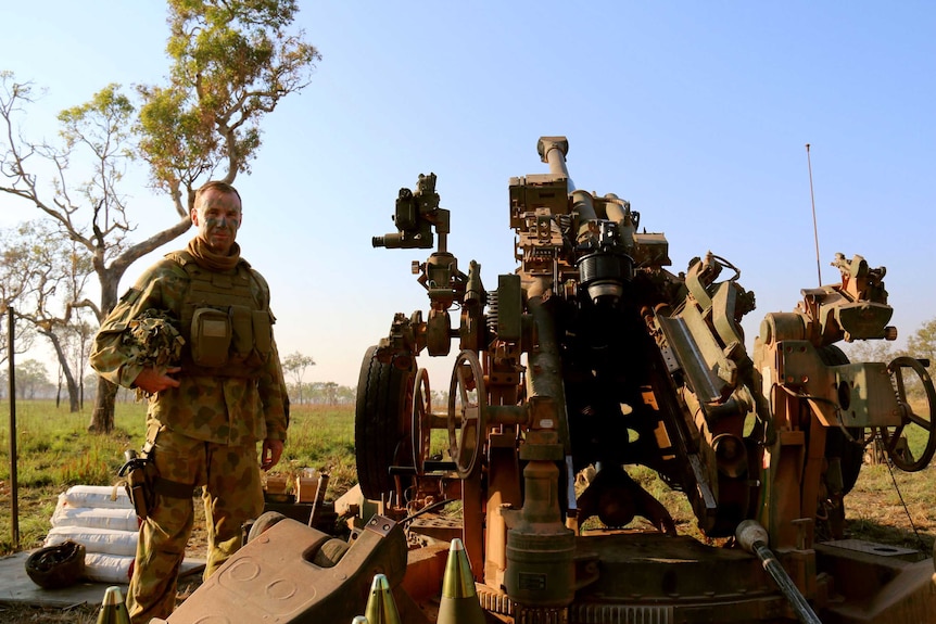 Brigadier Mick Ryan with an M777 Howitzer