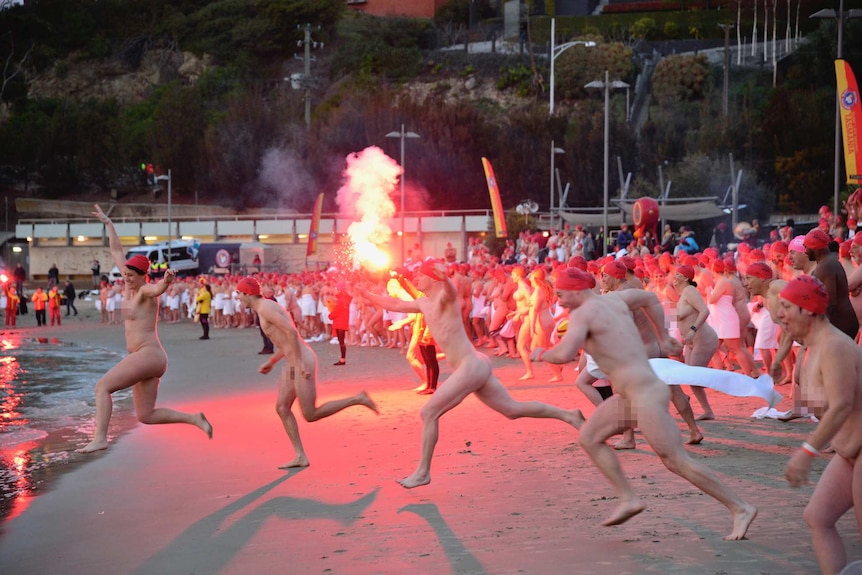 Dark Mofo nude swimmers take the plunge for annual winter solstice dip -  ABC News