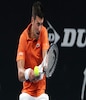 一名塞尔维亚职业男子网球运动员在阿德莱德国际赛上双拳反手击球。