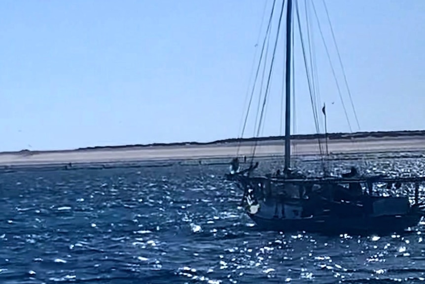 Perahu di dekat pulau