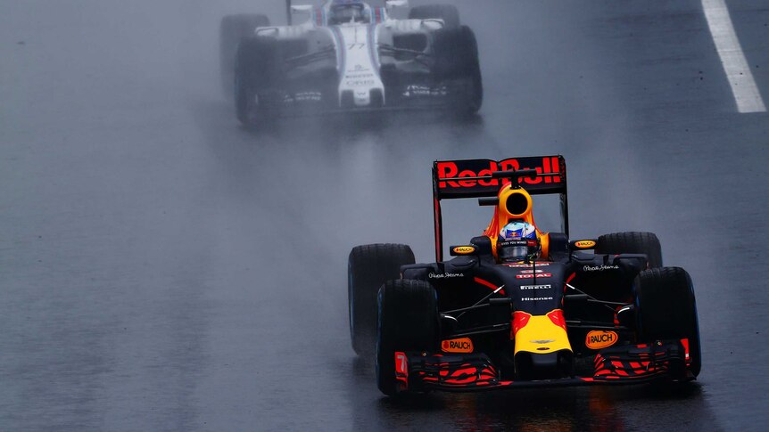 Daniel Ricciardo drives in wet qualifying in Hungary