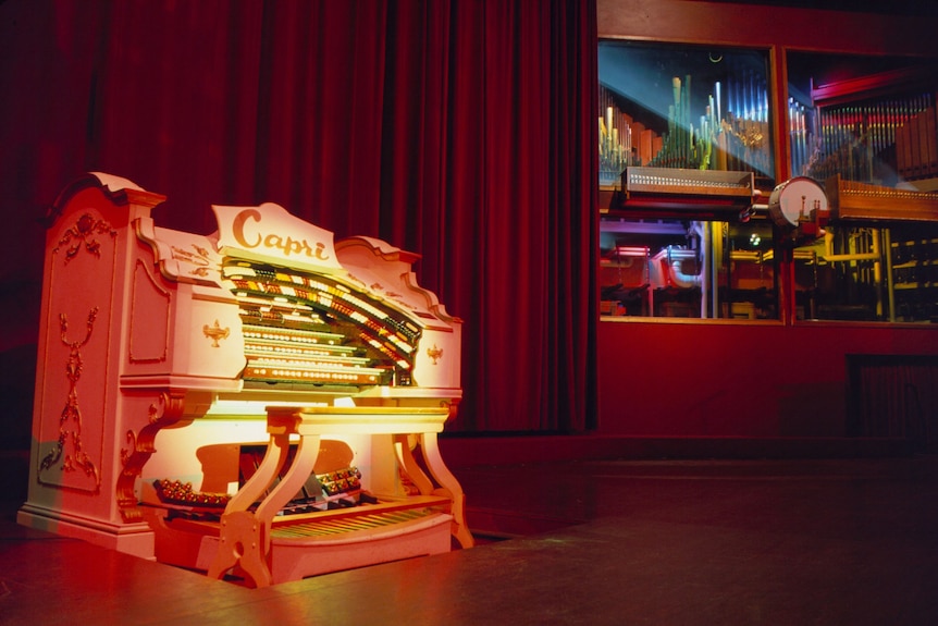 A theatre organ on stage