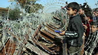 Egyptian forces used barbed wire to seal the gap on the Egyptian side of the frontier at Rafah. (AFP: Mahmud Hams)