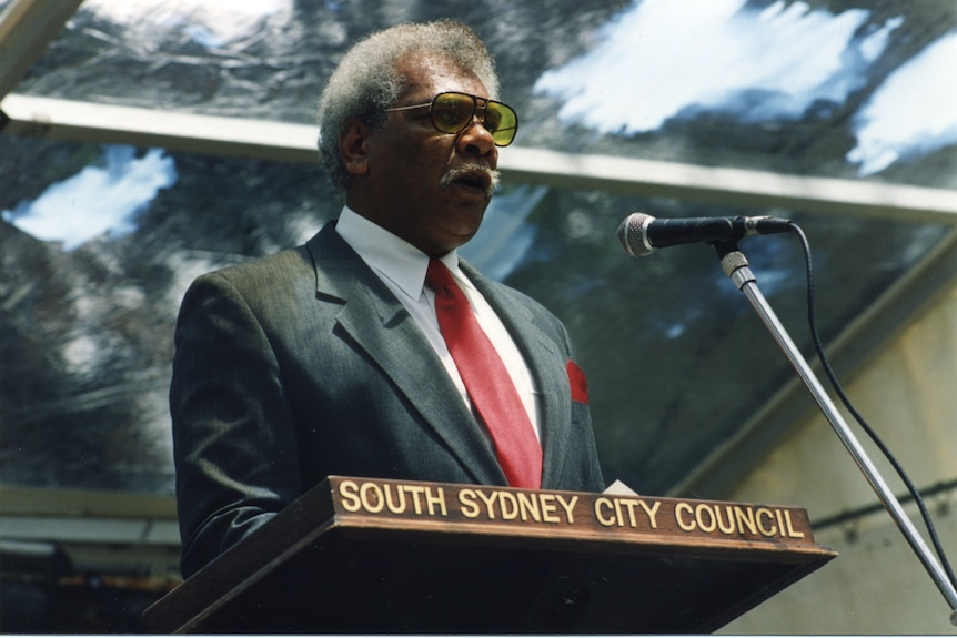 Aboriginal leader Sol Bellear speaks at a lectern labelled South Sydney City Council.