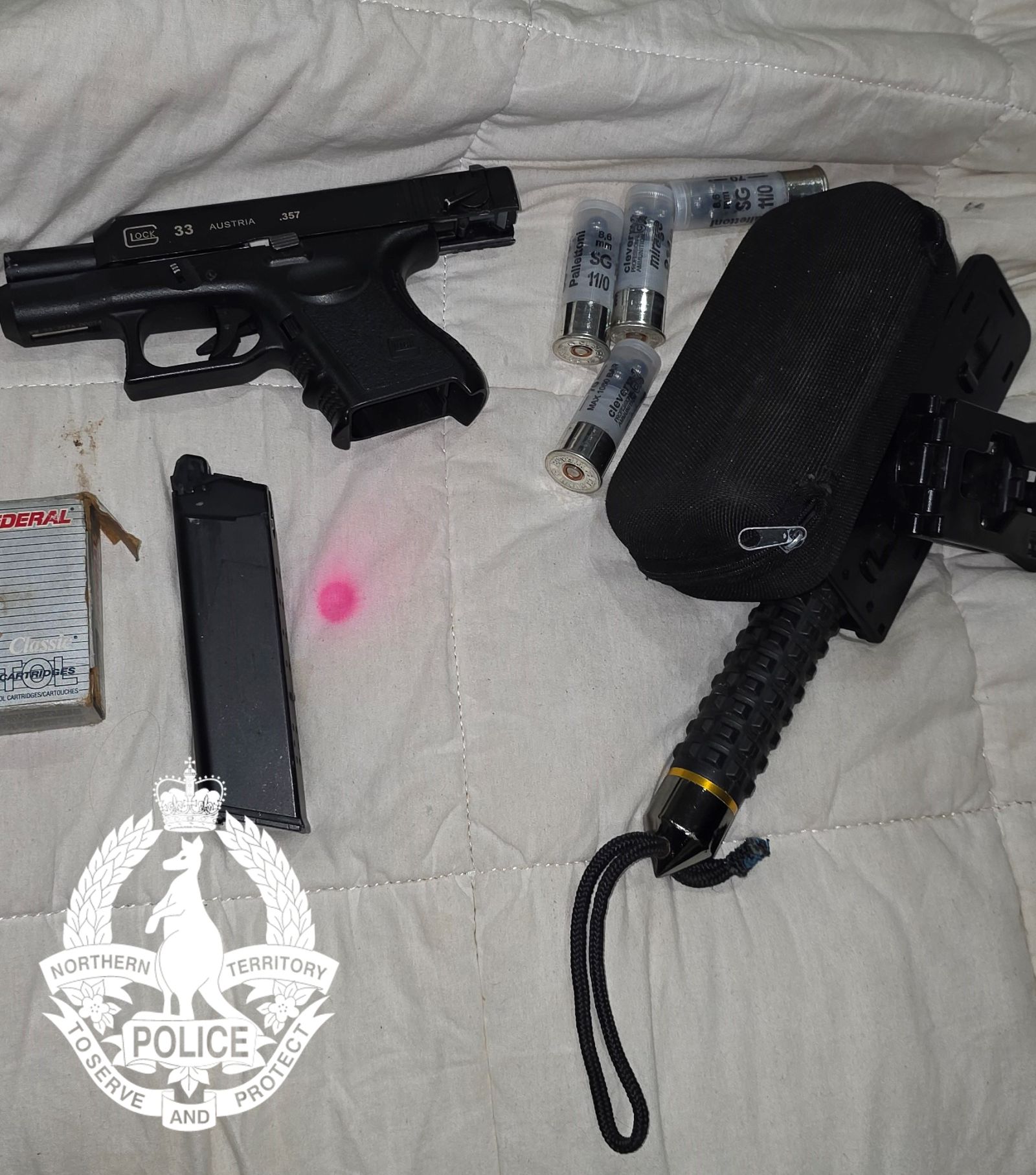 La policía confiscó una pistola y un Taser.