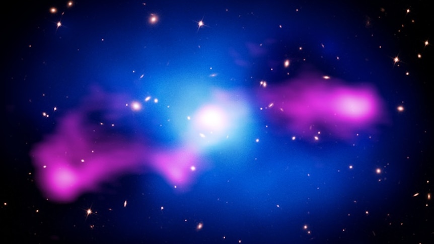 Powerful jets of x-rays blasting out of a supermassive black hole in galaxy cluster MS 0735.6+7421.