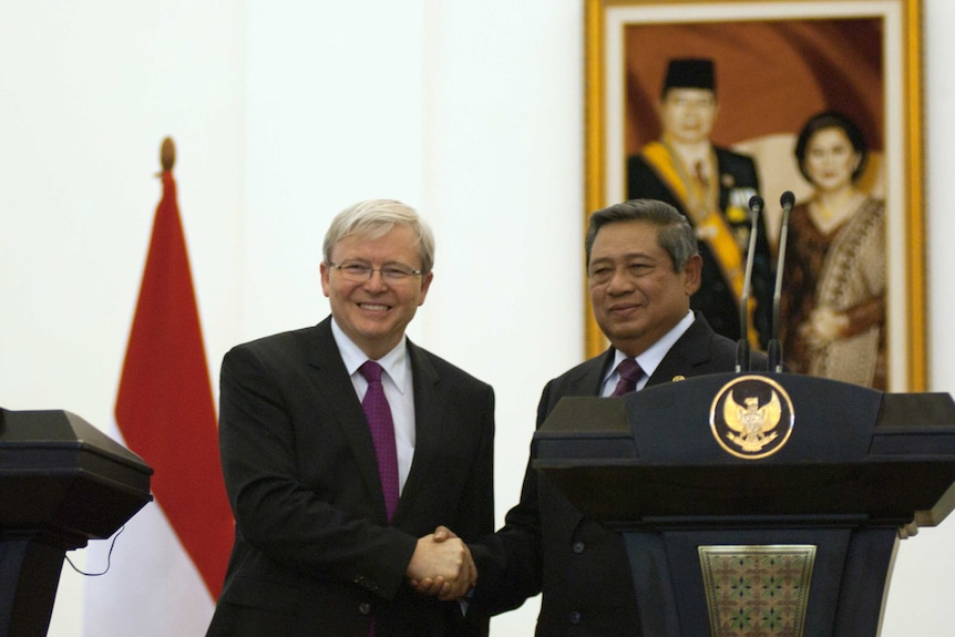 Kevin Rudd shakes hands with the president of Indonesia