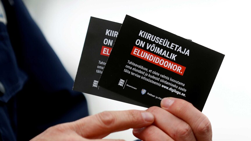 Cards with organ donor information written in Estonian