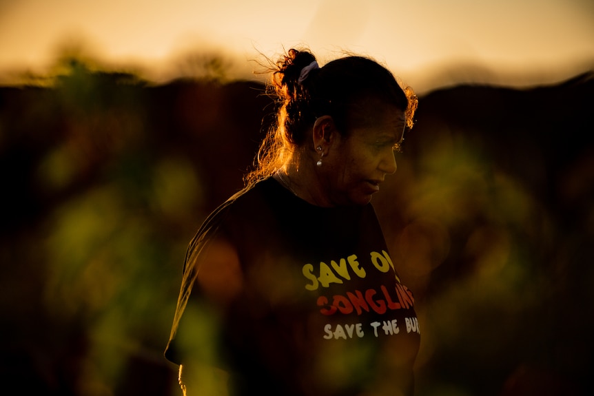 Raelene Cooper con el sol brillando sobre ella al atardecer.