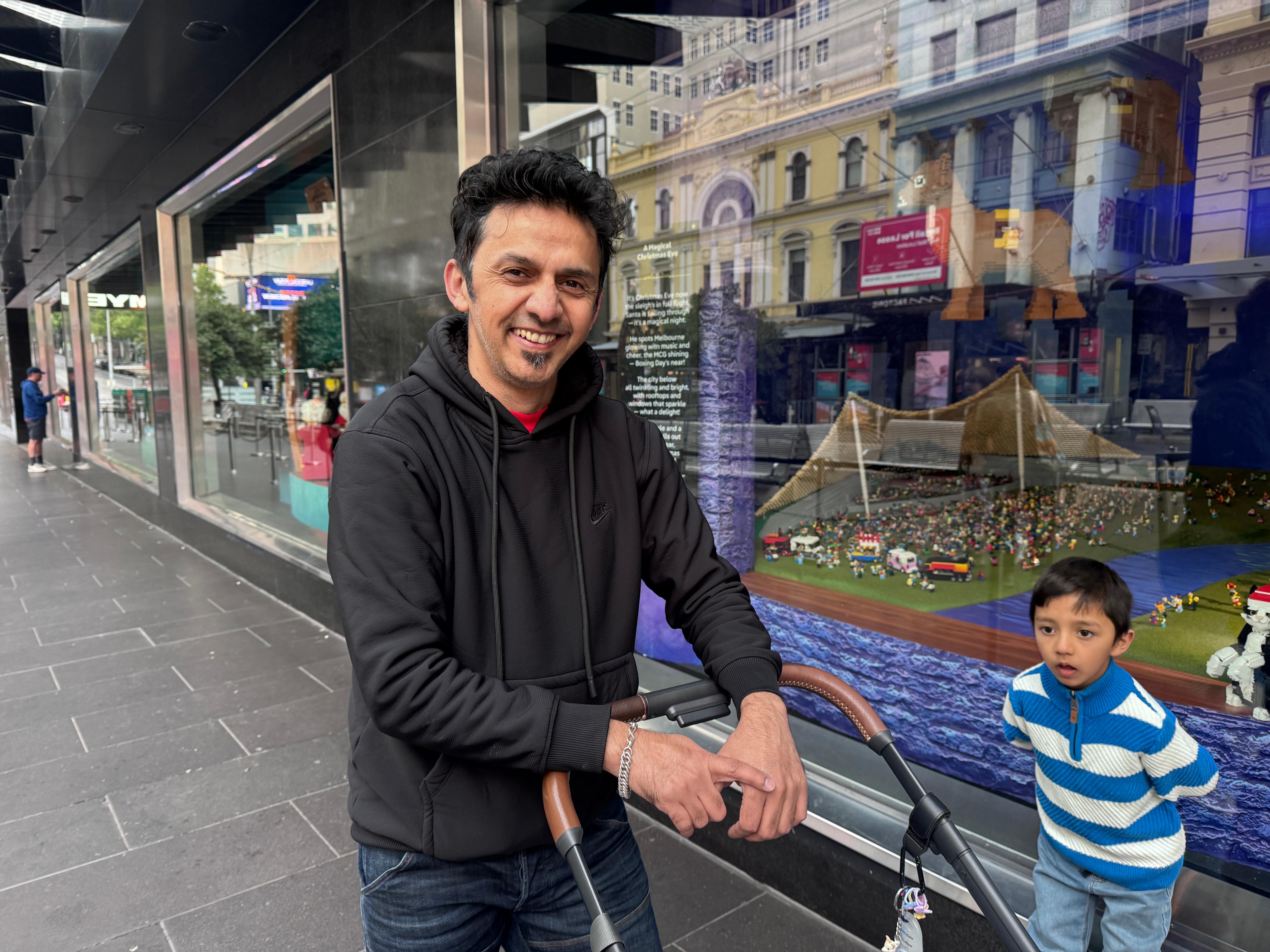 Um homem e um menino.