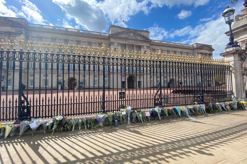 Цветы украшают двери Букингемского дворца.