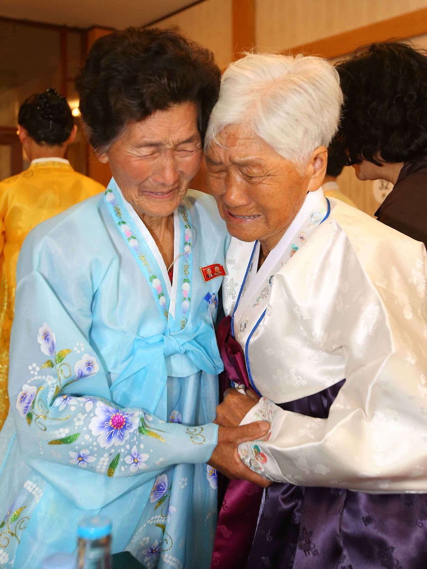 North Korean Ro Yeong-Hwa (L), 88, cries with her South Korean sister Noh Yeong-Nyeo (R), 93