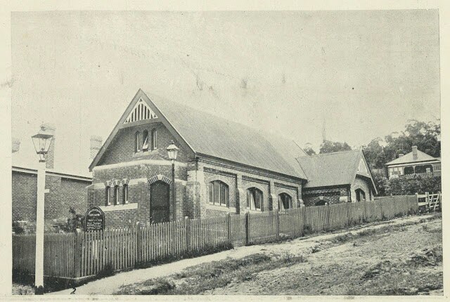 Una imagen histórica en blanco y negro del exterior de la iglesia, tomada desde la calle.