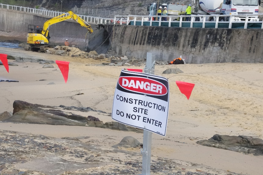 Un site d'effondrement d'une digue a été sectionné avec un panneau indiquant 