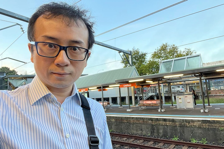 El alcalde de Kur-ring-gai, Sam Ngai, se hace un selfie en la estación de tren de Lindfield