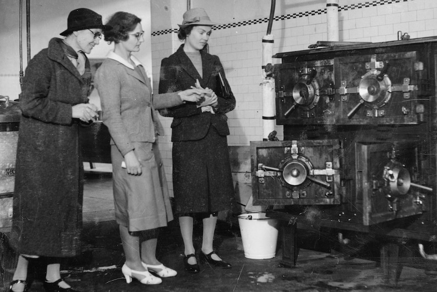 Sister Kidlael and Miss Lowe at a cooking demonstration at RAH July 31, 1939.