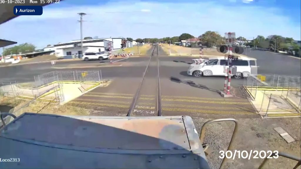 Near-misses at level crossing in Dalby - ABC News