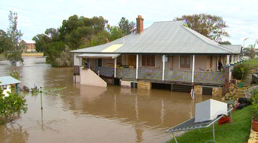 Volunteers praised for flood recovery effort - ABC News