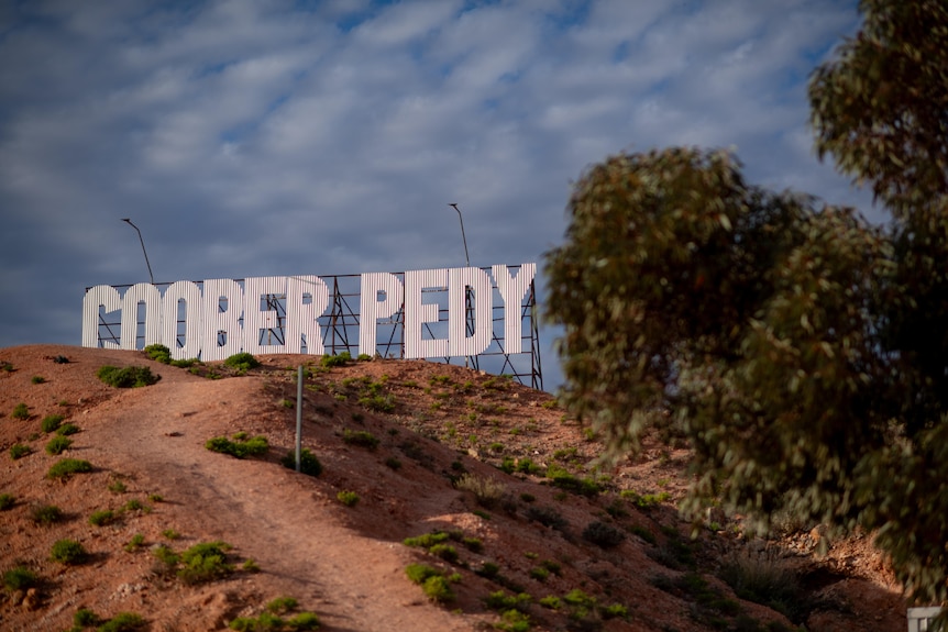 A Hollywood looking sign that says Coober Pedy