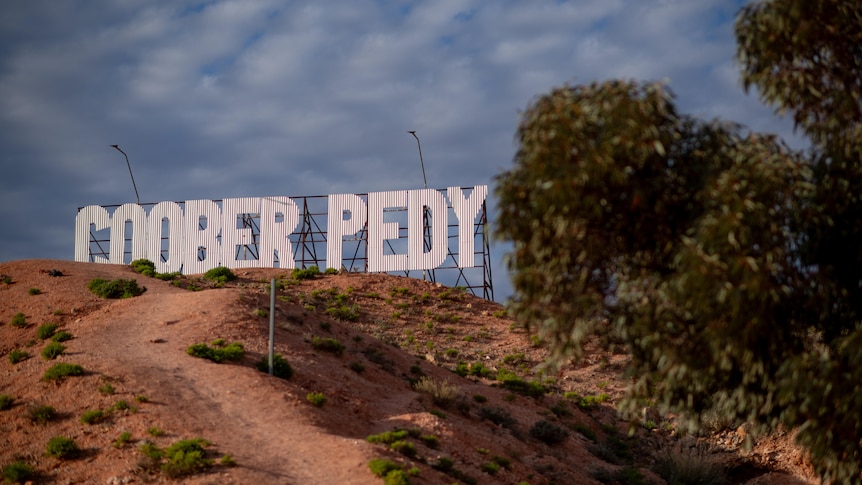 A Hollywood looking sign that says Coober Pedy