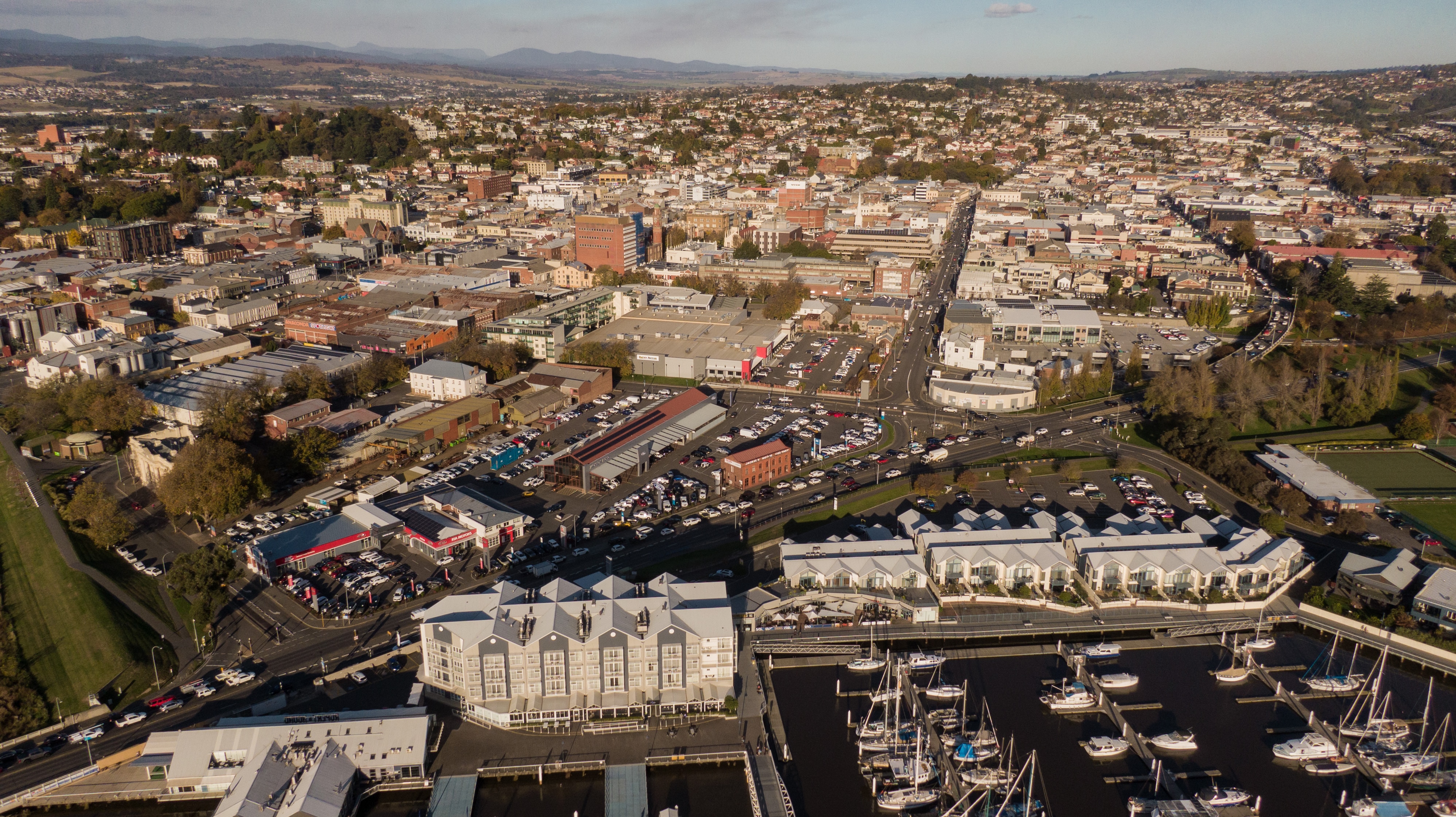 Fotografias aéreas da cidade de Launceston, Tasmânia.