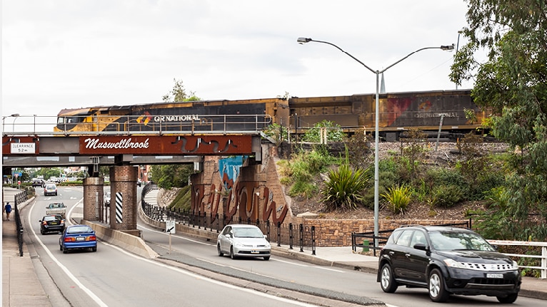 Cars drive along the main street of Muswellbrook.