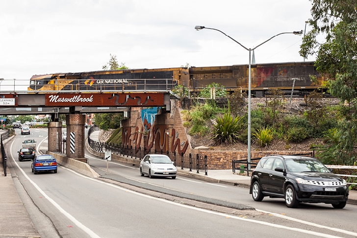 Cars drive along the main street of Muswellbrook.