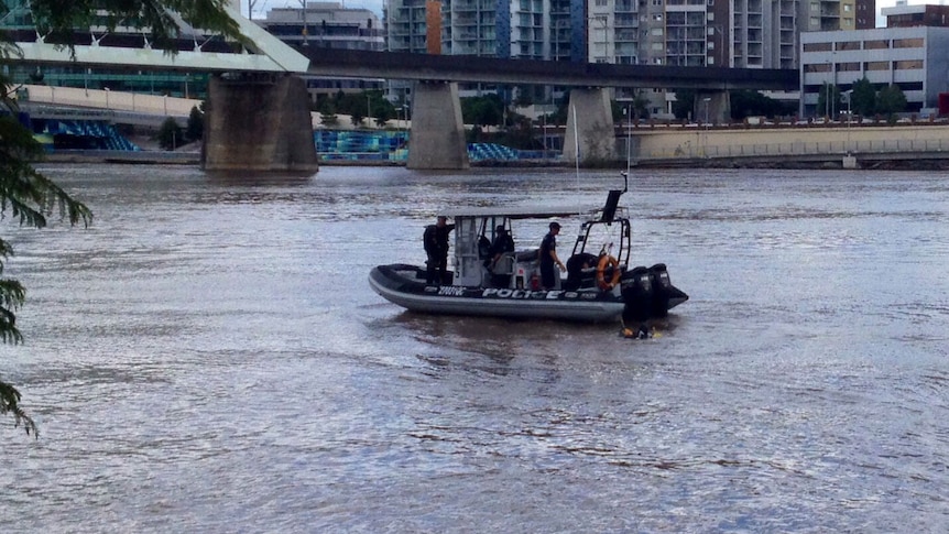 Police divers looking for clues in the Brisbane River in murder investigation