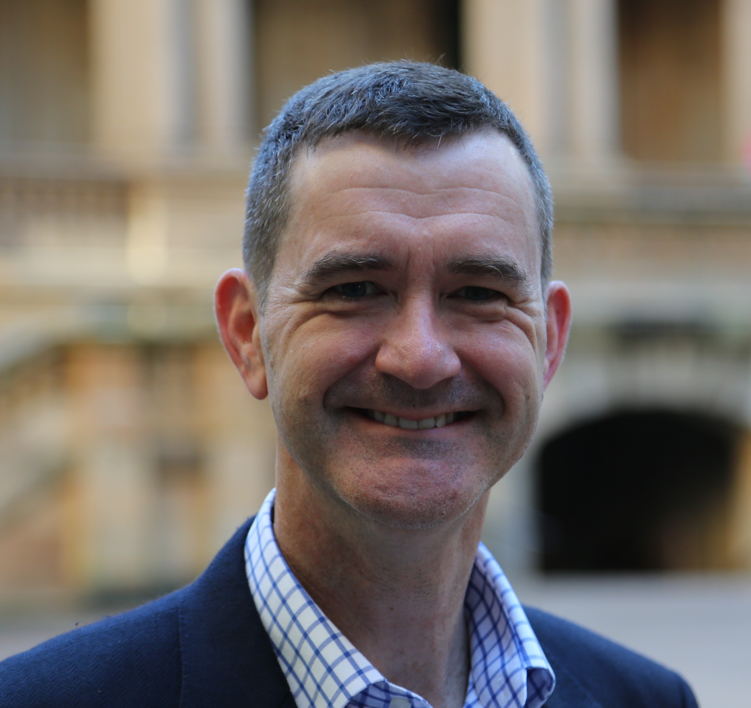 Richard Wood sorri para a câmera.