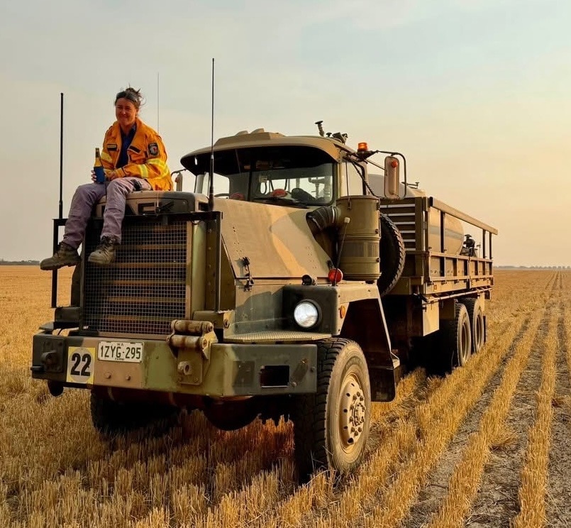 Amanda Giles en el camión de bomberos