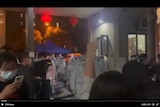 一条视频显示上海一小区居民和管理人员对峙。