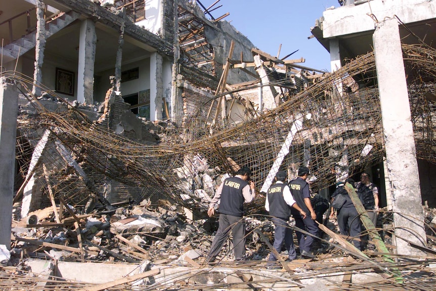 Un bâtiment a brûlé avec ses échafaudages exposés sur le site de l'attentat à la bombe sur la plage de Kuta, Bali, octobre 2003.