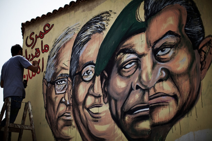 Artist paints mural of Egyptian political figures