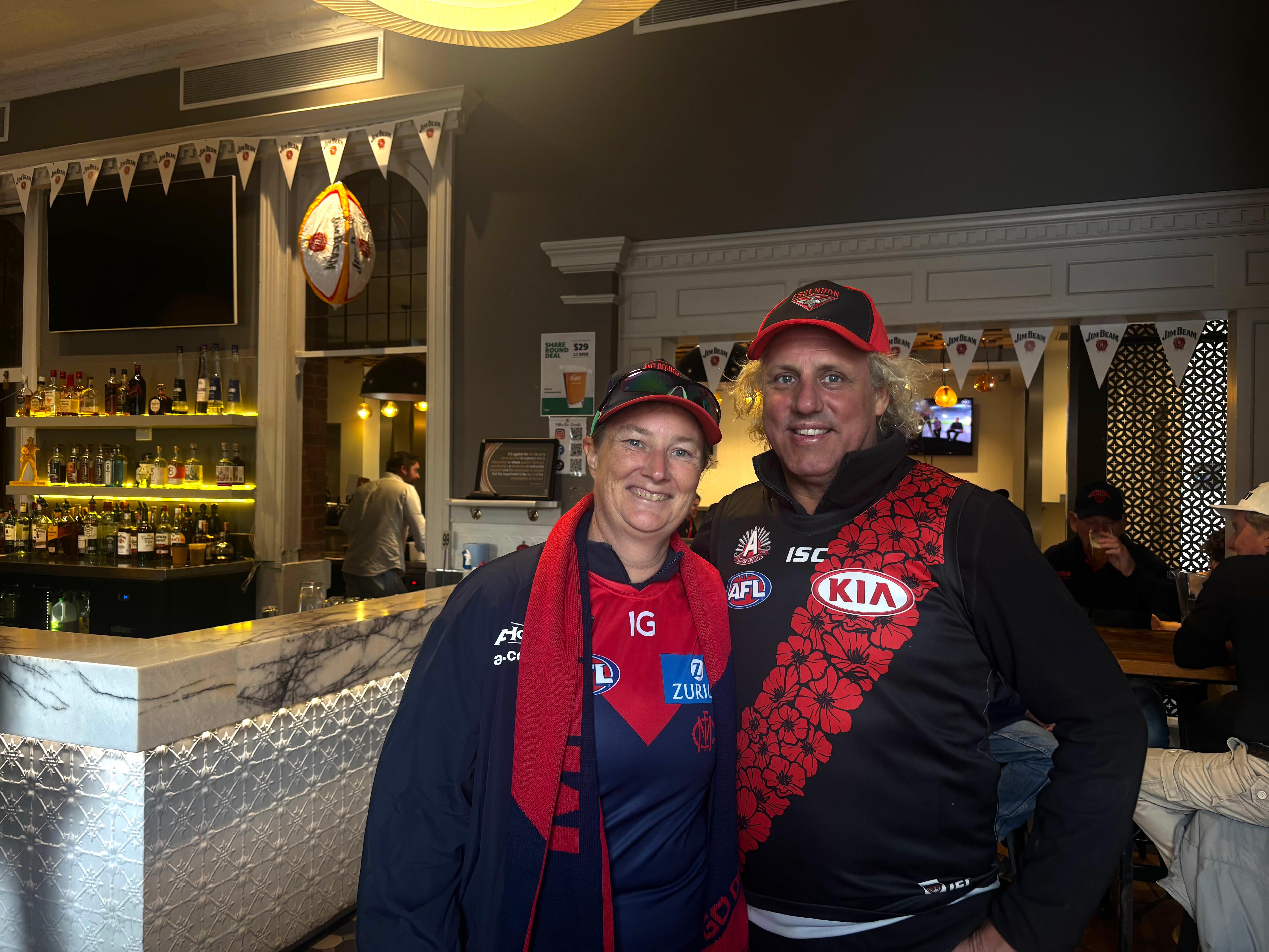 Uma mulher e um homem vestindo roupas Essedon em um pub