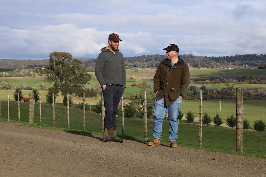 Sam Archer y Nick Eyles cerca de tierras agrícolas.