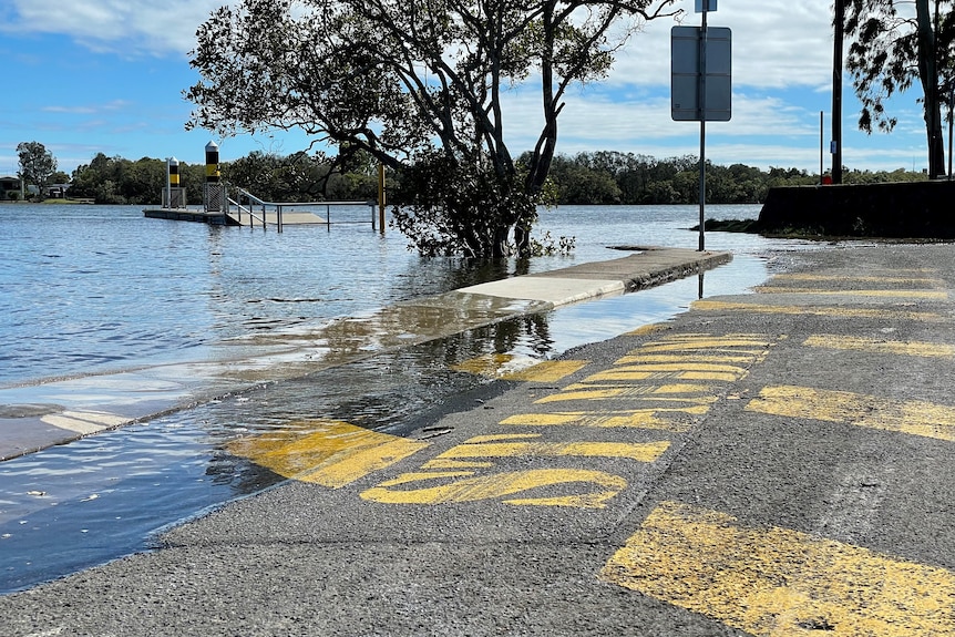 Maroochy River breaks its banks in king tide as ex-Tropical Cyclone Seth sits off Queensland coast